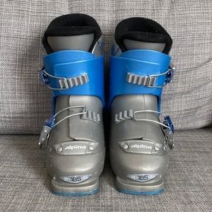 Kid (junior) ski boots